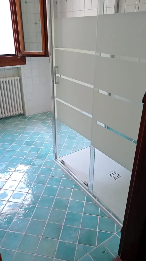 Ristrutturazione bagno completa con rivestimenti e box doccia moderni