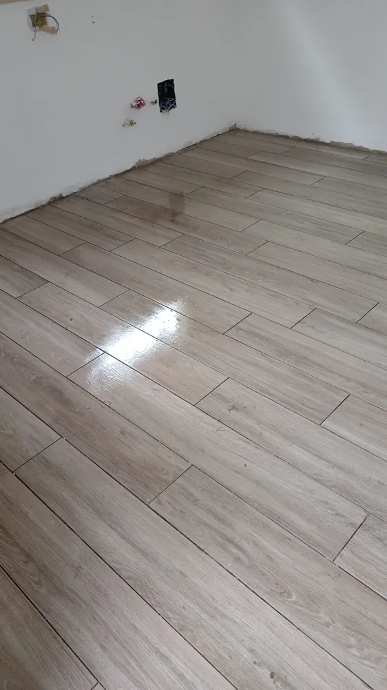 Pavimentazione interna finita in gres porcellanato effetto legno