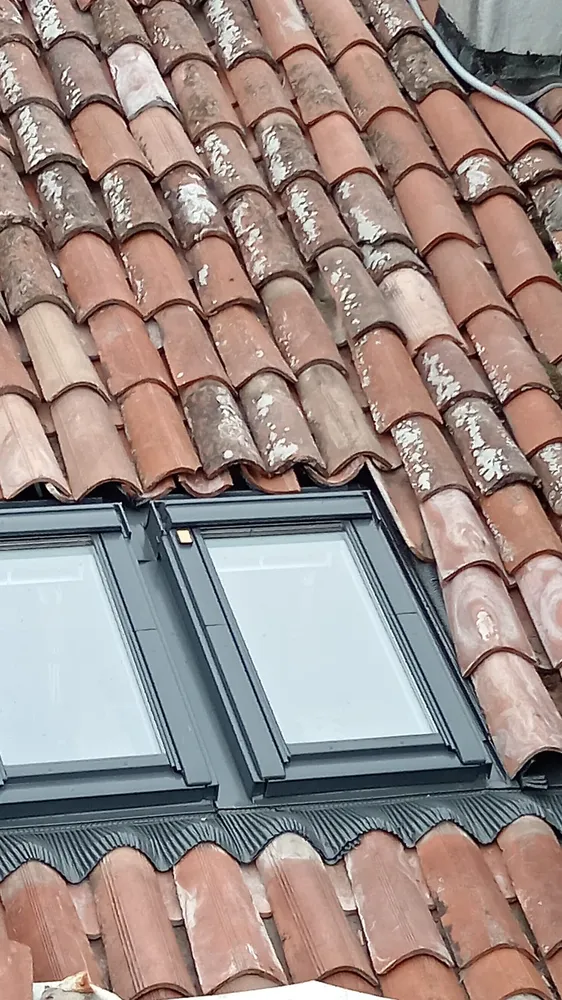 Finestra lucernario Velux installata su tetto in coppi
